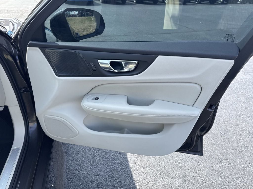 2023 Volvo S60 B5 Plus Dark Theme