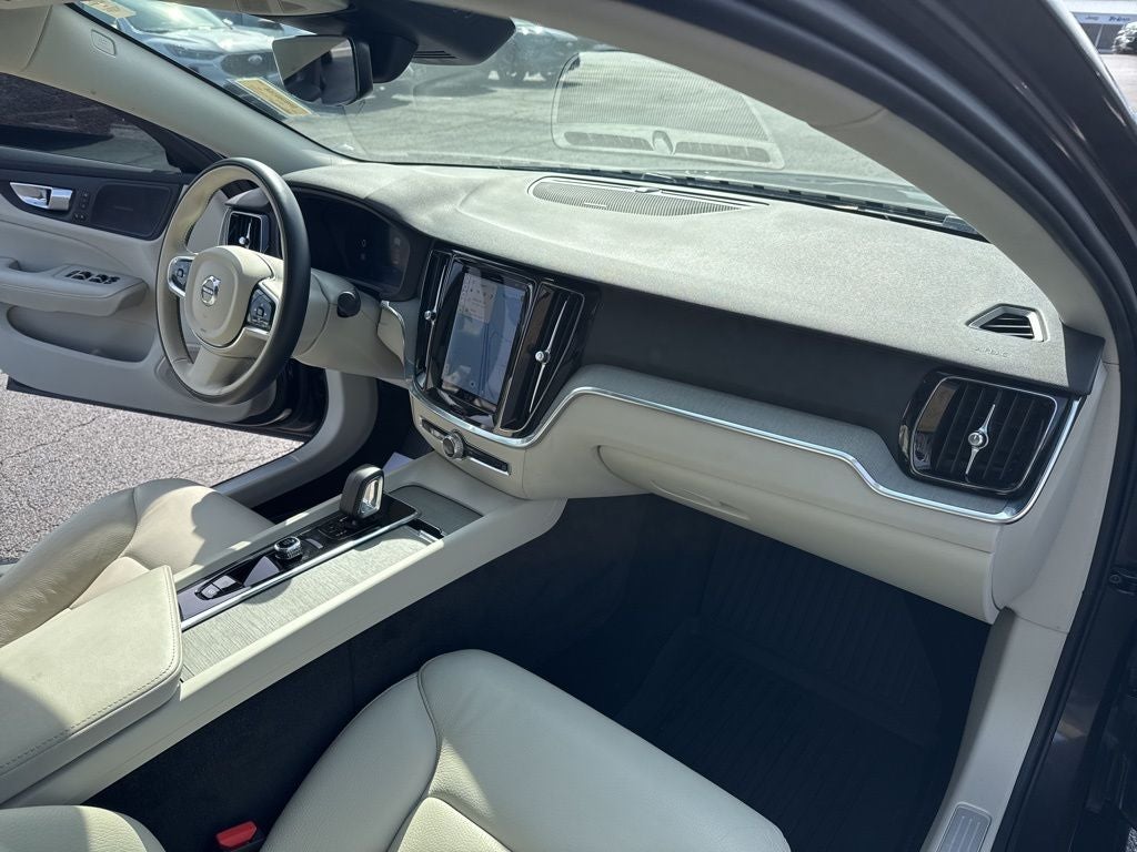 2023 Volvo S60 B5 Plus Dark Theme