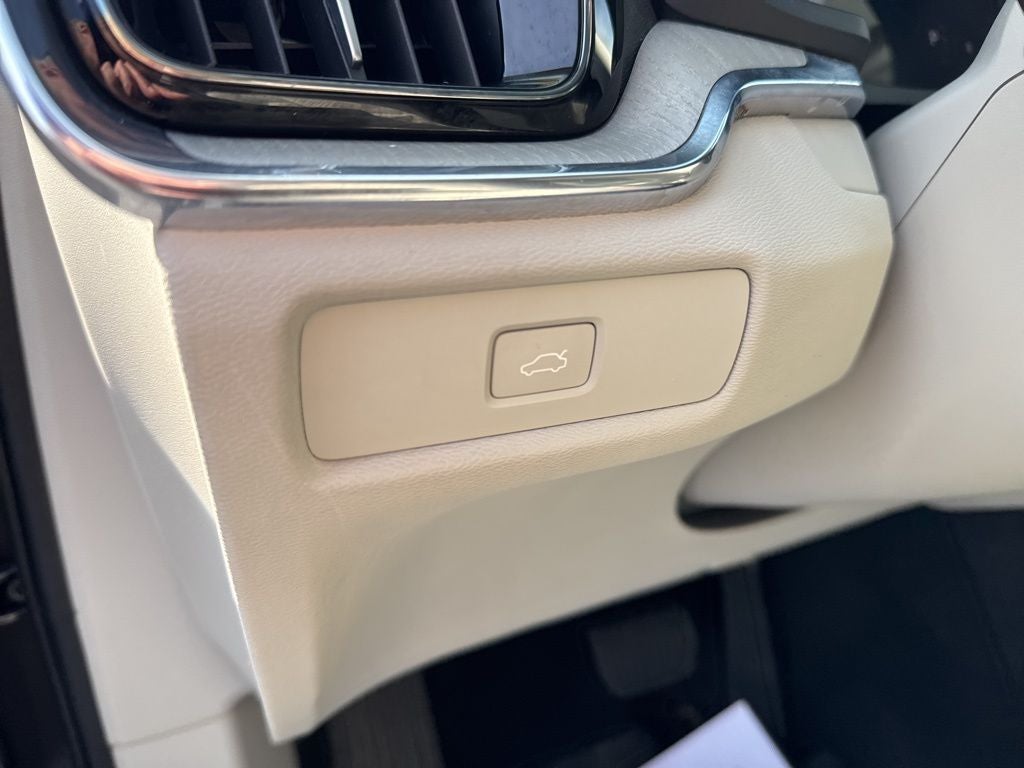 2023 Volvo S60 B5 Plus Dark Theme