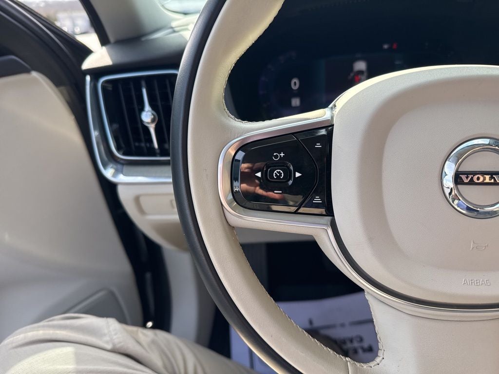 2023 Volvo S60 B5 Plus Dark Theme