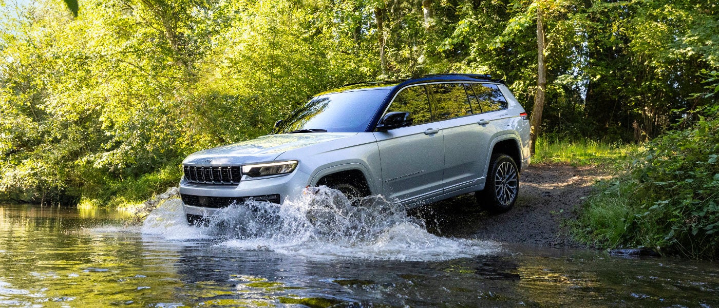 2026Jeep-Cherokee-ExteriorCrossingForestStream