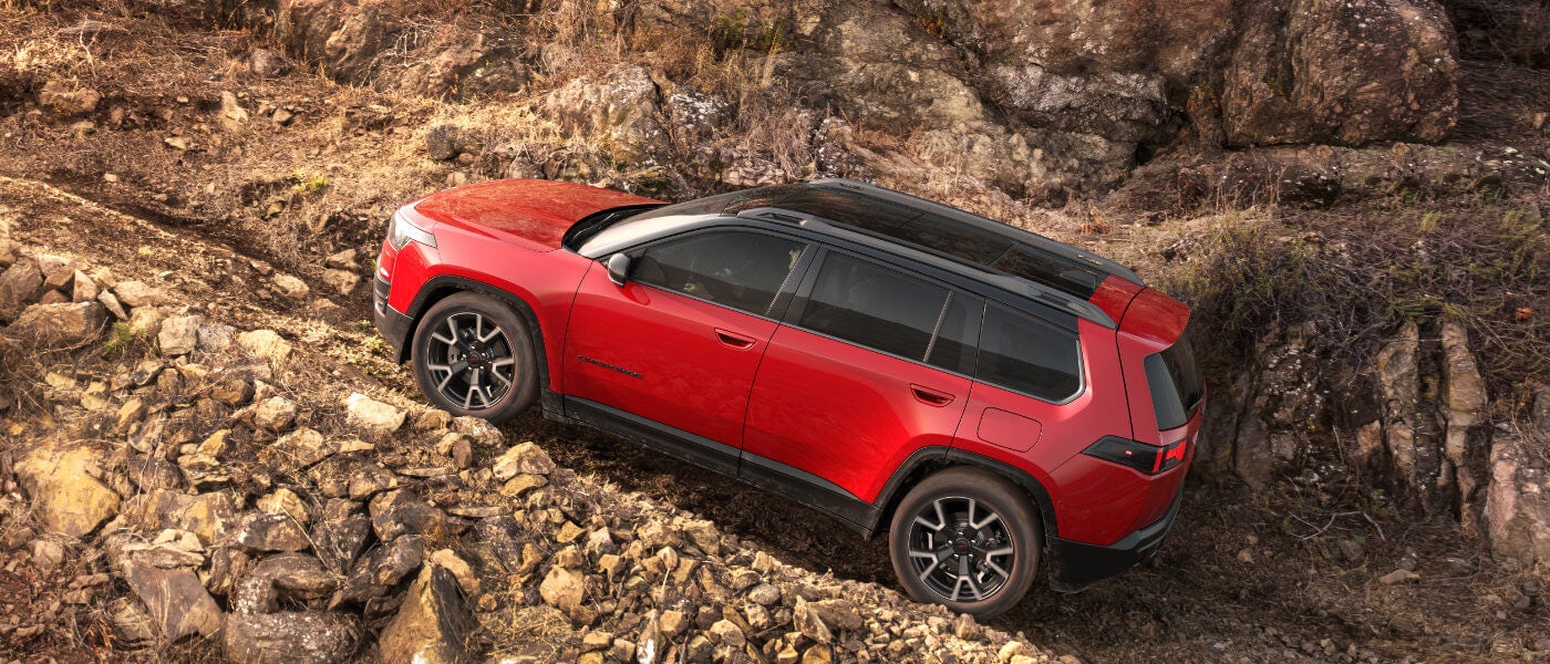 26Jeep-Cherokee-ExteriorDrivingUpRockyIncline