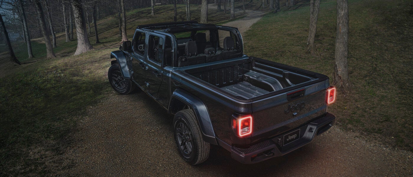 26Jeep-Gladiator-ExteriorBedInDarkForest