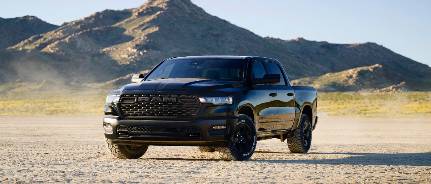 26Ram-1500-ExteriorInFrontOfDesertMountains
